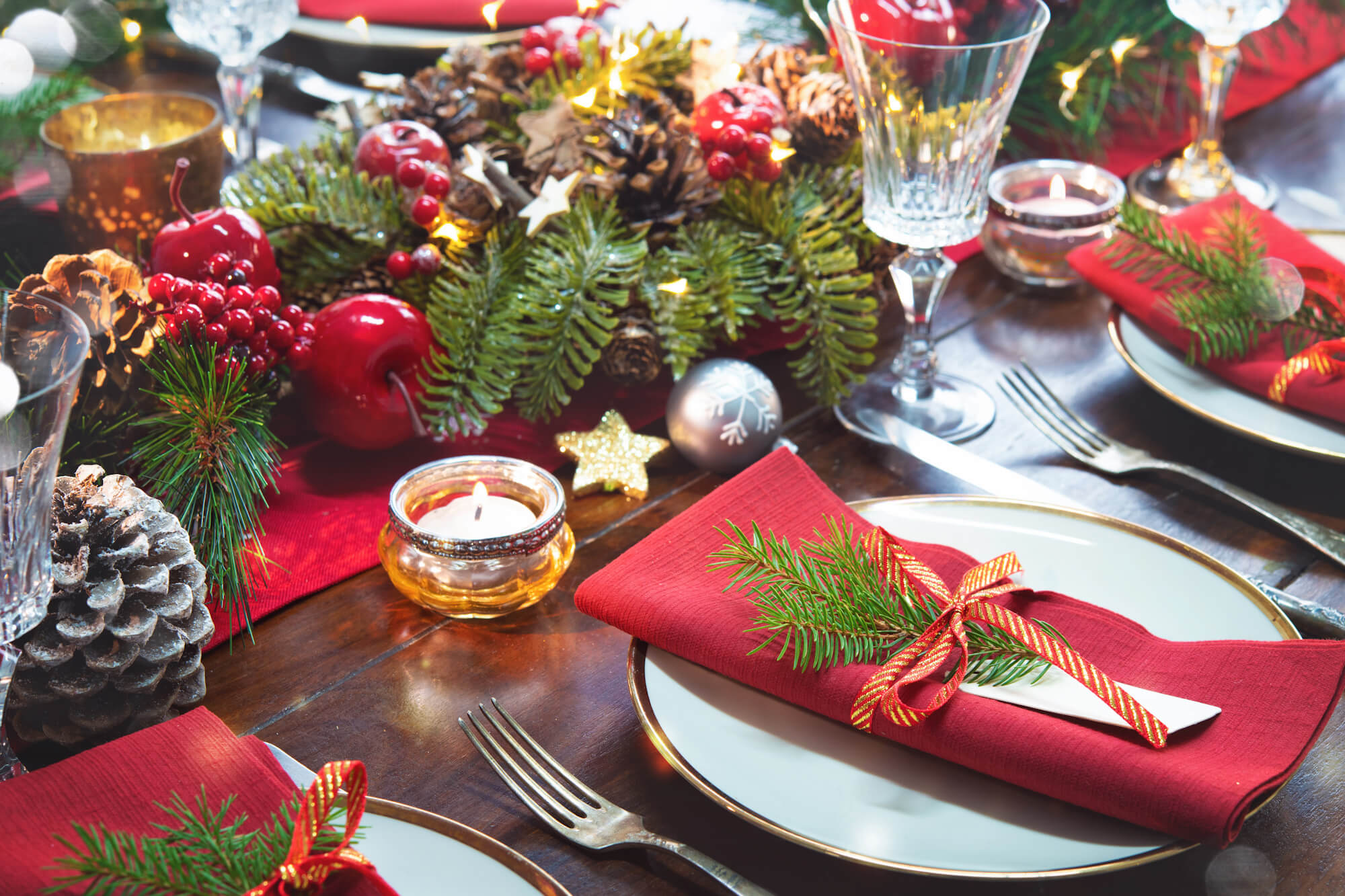 Découvrez les tendances de décoration de table pour Noël 2024 | jourdefete.com