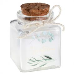 Une jolie petite bougie dans un contenant en verre pour la table de réception du baptême de votre enfant | jourdefete.com