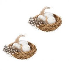 Deux nids de paille avec leurs 3 œufs blancs pour votre table de Pâques | jourdefete.com