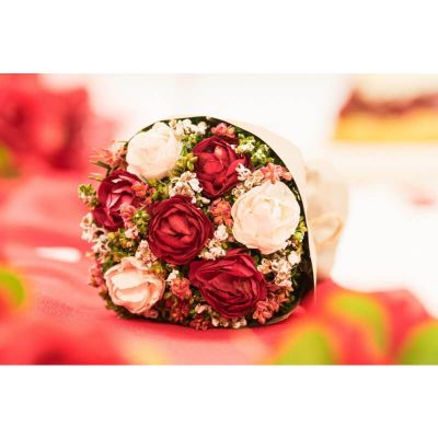 N'hésitez pas à prendre ce fabuleux bouquet de roses de couleur rouge et blanc pour votre événement | jourdefete.com