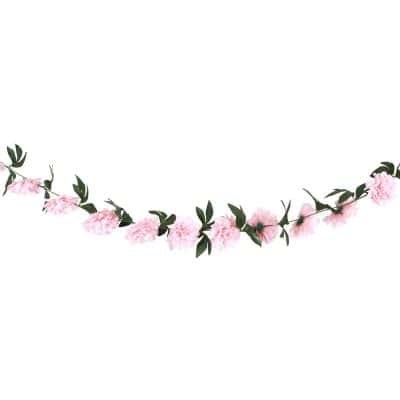 Optez pour cette belle guirlande de pivoines roses à accrocher sur les murs de votre salle de réception | jourdefete.com