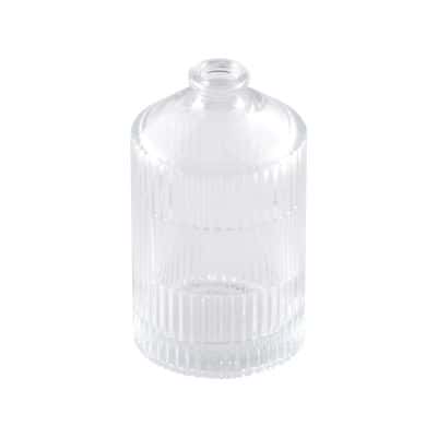Optez pour ce splendide vase en verre strié de couleur blanc pour votre événement | jourdefete.com