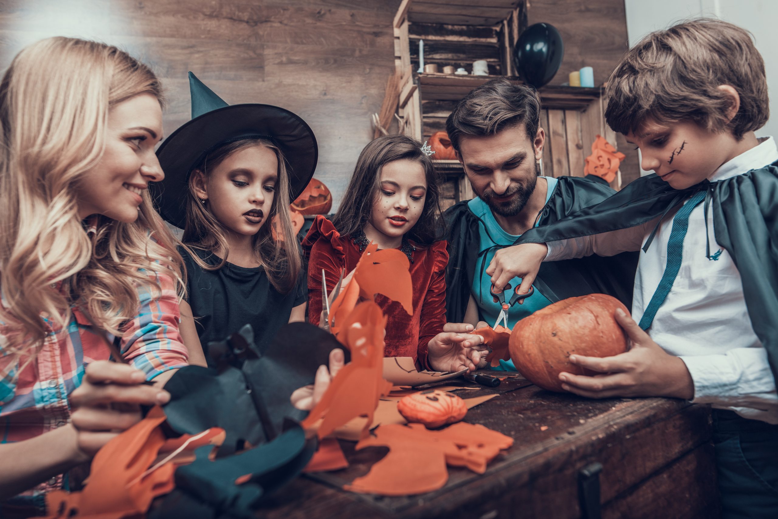 Des parents et enfants qui fabriquent des costumes halloween diy
