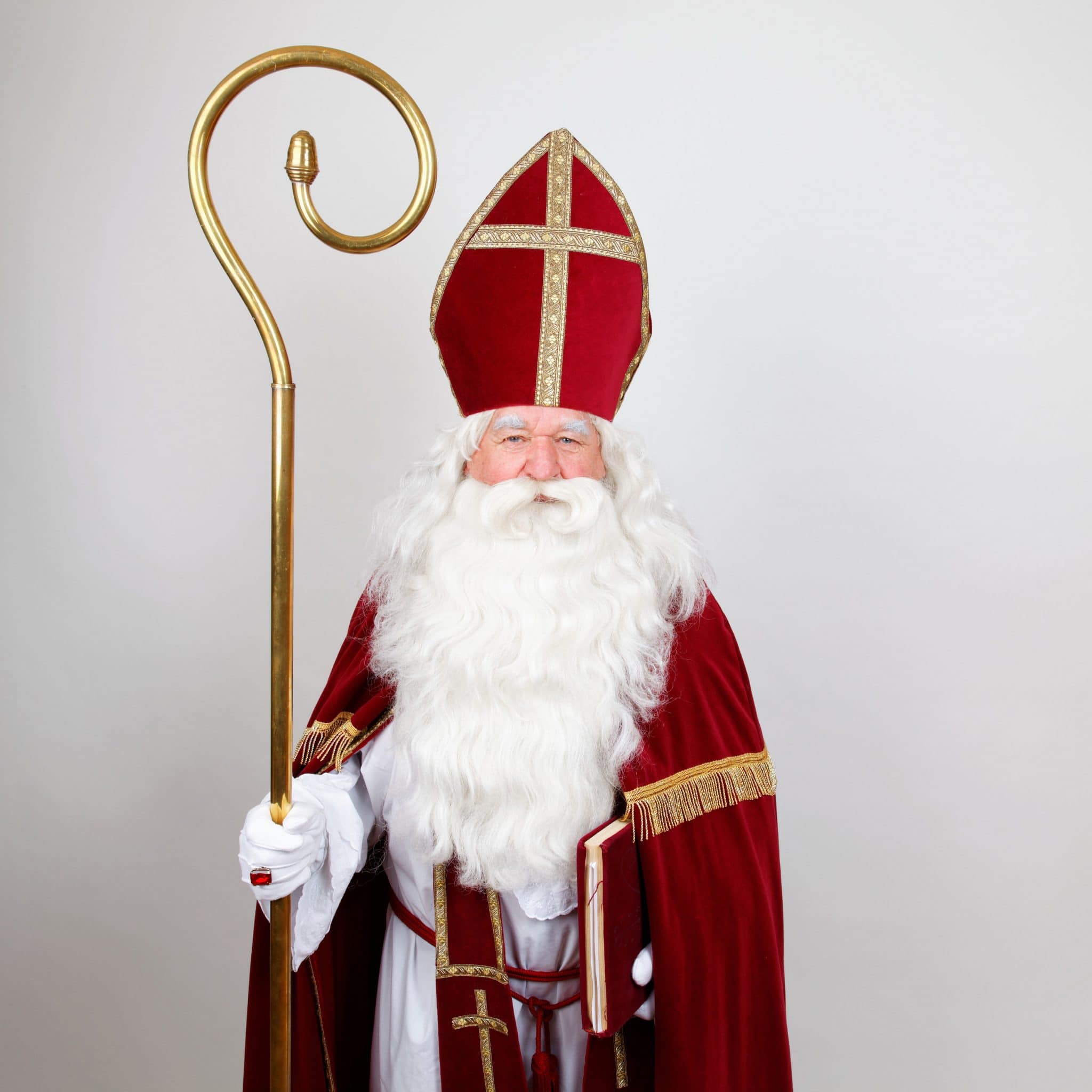 Quel déguisement et accessoires acheter pour se grimer en Saint-Nicolas.